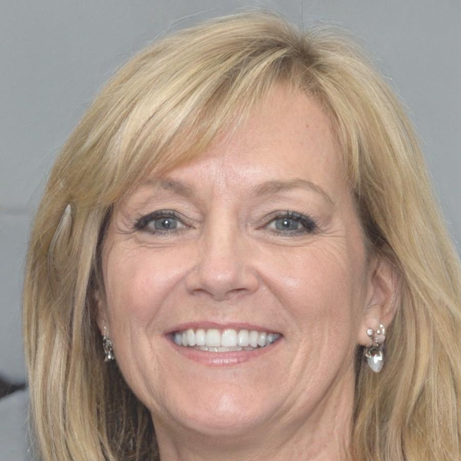 Retrato profesional de Carmen Ibáñez, experta en educación financiera para jóvenes y adultos