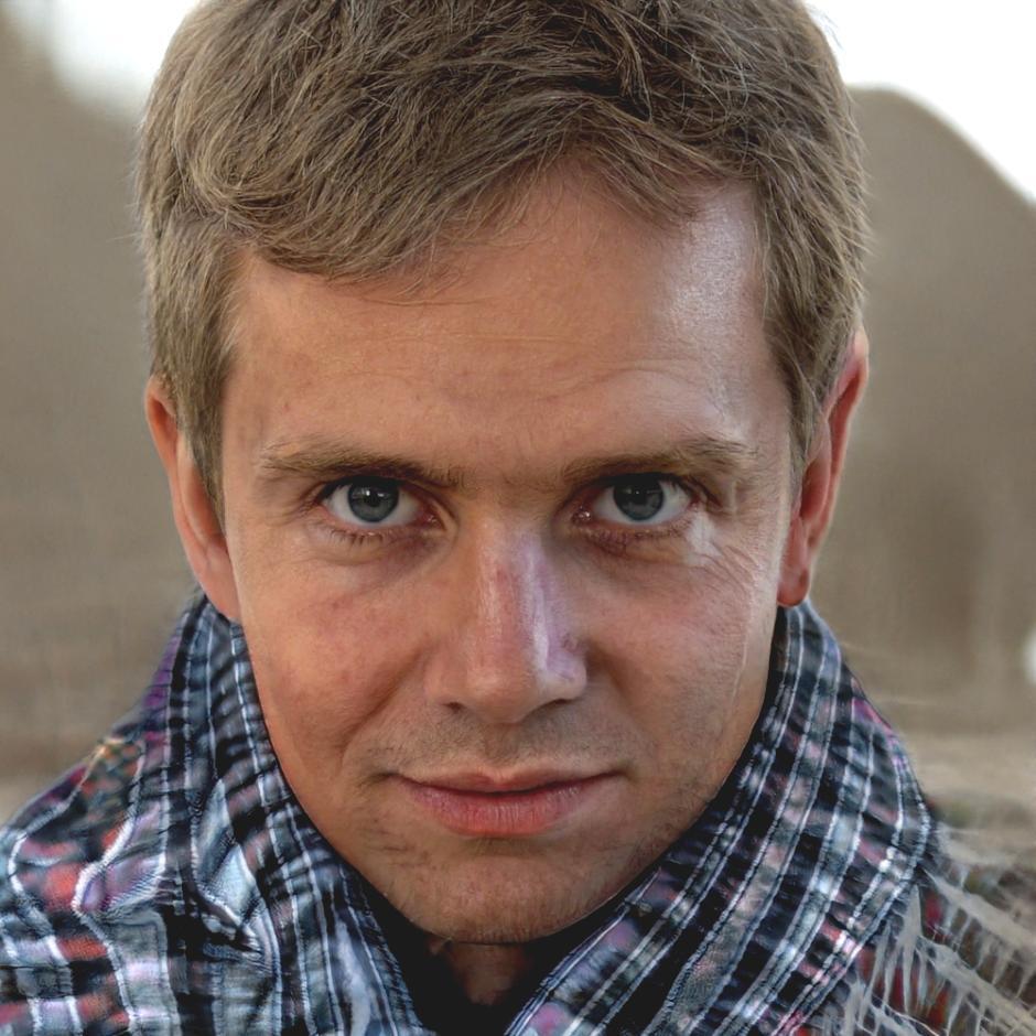 Retrato profesional de Tomás Vázquez, consultor en estrategias de inversión y ahorro a largo plazo