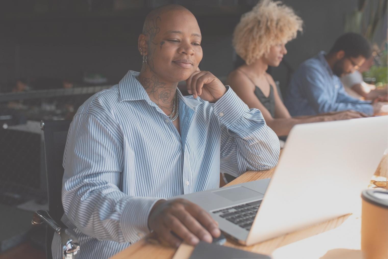 Equipo de trabajo colaborando en estrategias financieras