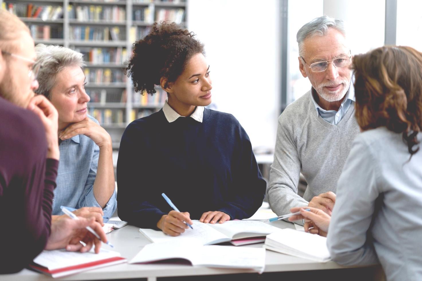 Análisis de datos financieros en pantalla de ordenador con gráficos de progreso