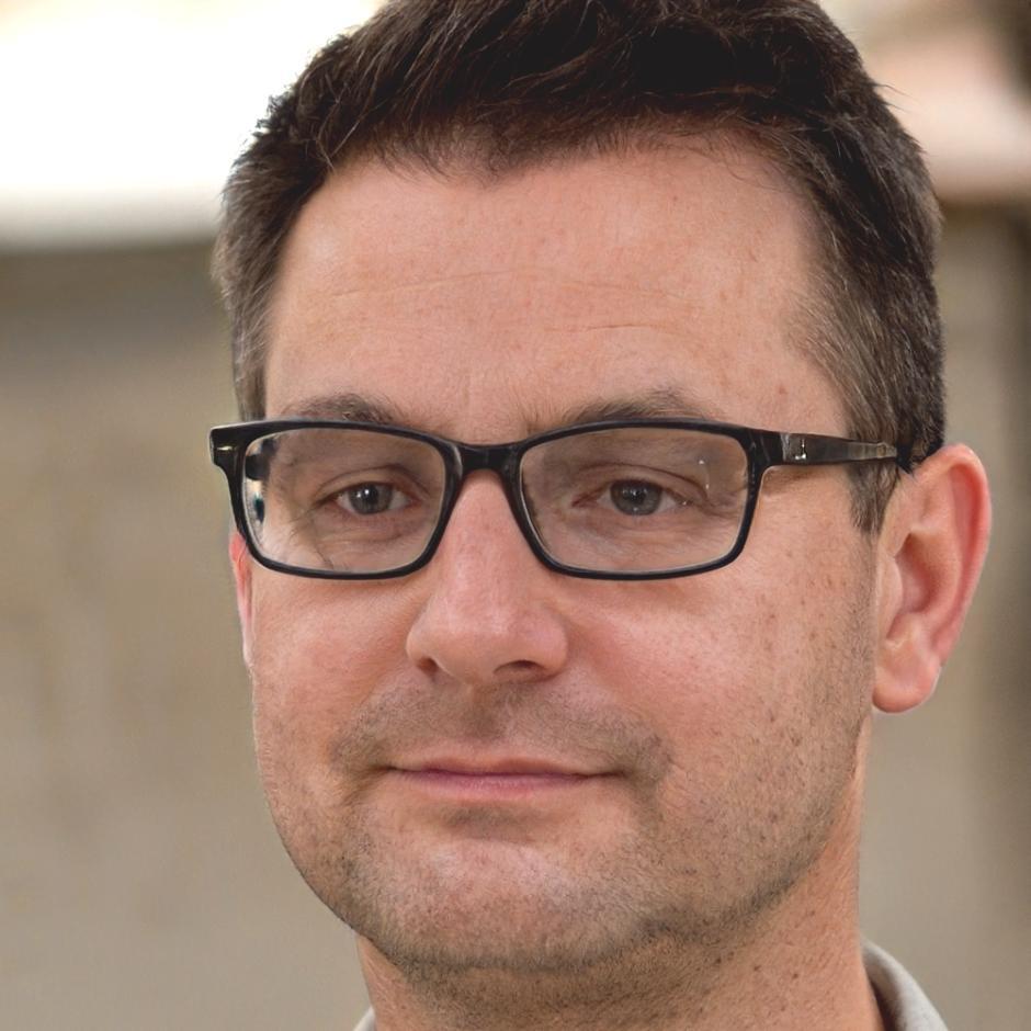 Retrato profesional de Alejandro Ruiz, participante del programa de ahorro