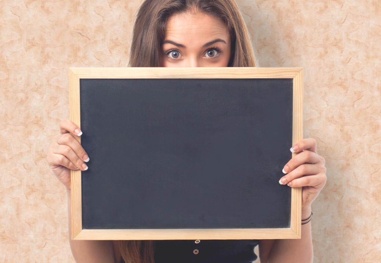 Espacio de aprendizaje moderno con diferentes configuraciones para clases presenciales y virtuales